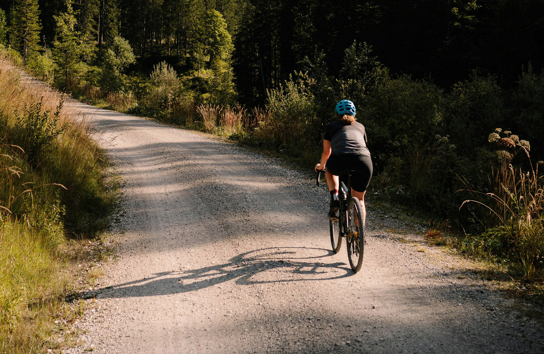 vrouw op gravelbike